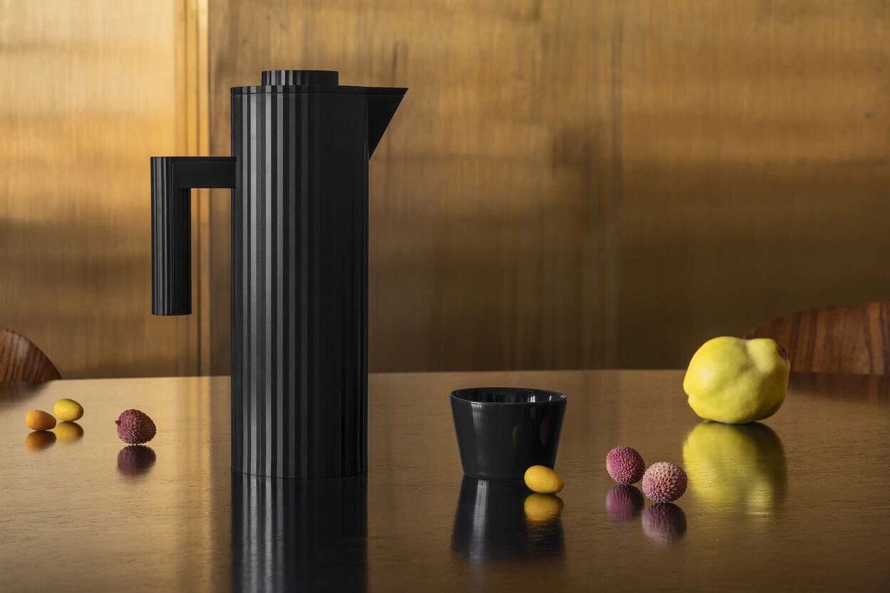 Alessi Plissé Thermosfles 1 Liter Kunststof Zwart 4 Alessi Plissé Thermosfles 1 Liter Kunststof Zwart - Afbeelding 2