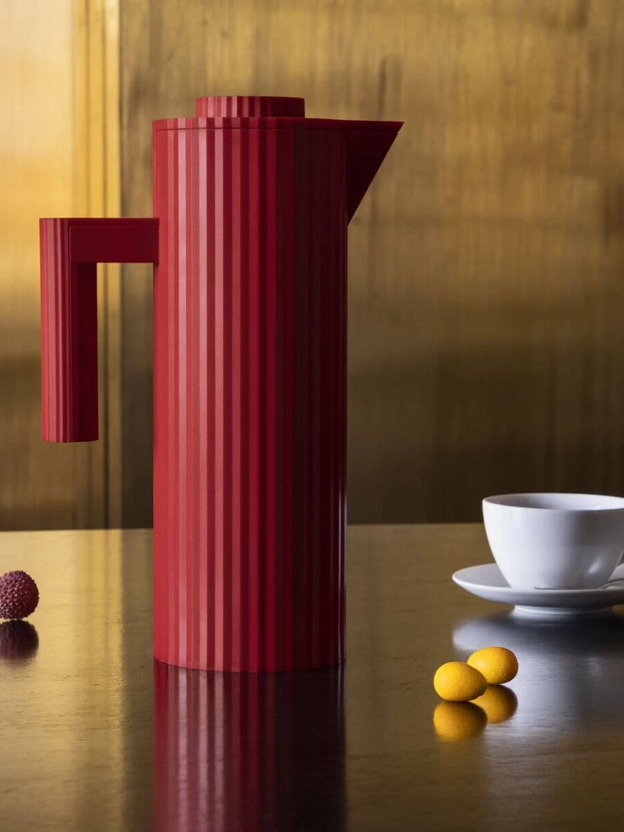 Alessi Plissé Thermosfles 1 Liter Kunststof Rood 4 Alessi Plissé Thermosfles 1 Liter Kunststof Rood - Afbeelding 2